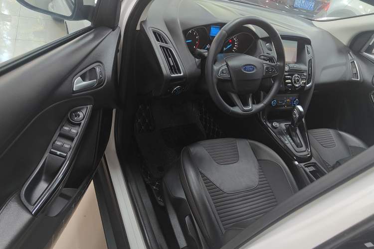 Used Ford Focus 2018 Sedan Classic 1.6L Automatic Trendy SmartDrive Edition Driver Seat
