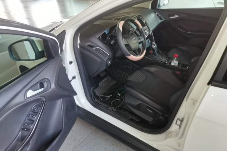 Used Ford Focus 2018 Hatchback Classic 1.6L Automatic Trendy SmartDrive Edition Driver Seat