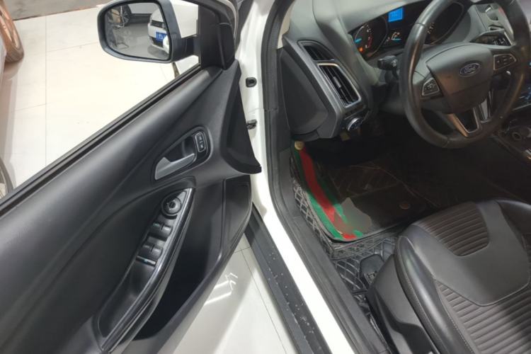Used Ford Focus 2018 Sedan Classic 1.6L Automatic Trendy SmartDrive Edition Driver Seat
