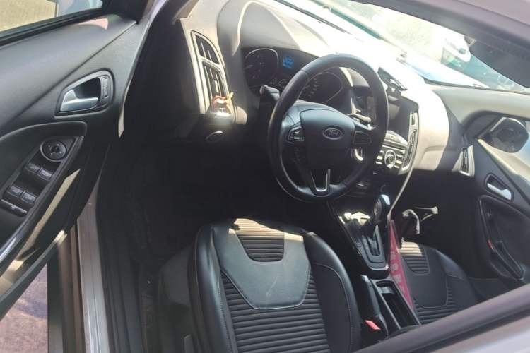 Used Ford Focus 2018 Hatchback Classic 1.6L Automatic Trendy SmartDrive Edition Driver Seat