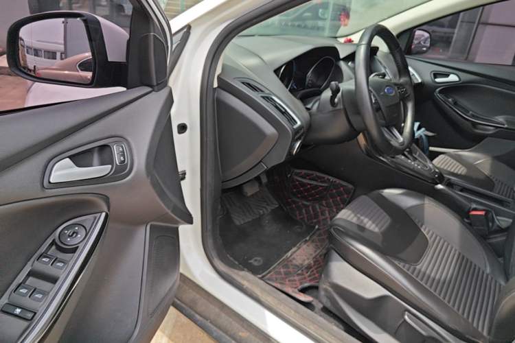 Used Ford Focus 2018 Hatchback Classic 1.6L Automatic Trendy SmartDrive Edition Driver Seat