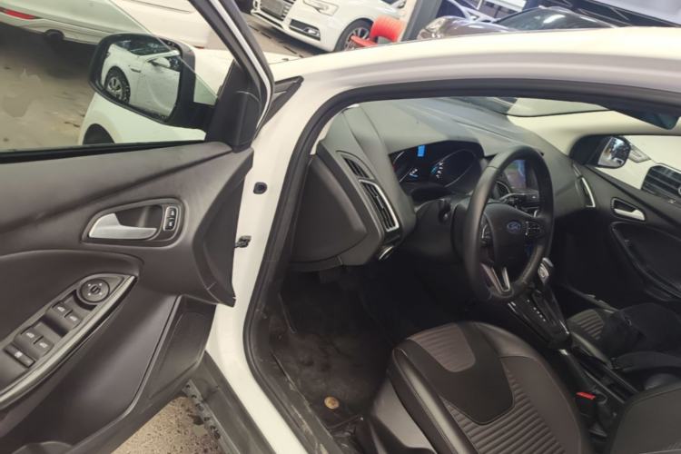 Used Ford Focus 2018 Sedan Classic 1.6L Automatic Trendy SmartDrive Edition Driver Seat