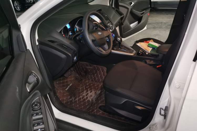 Used Ford Focus 2018 Hatchback Classic 1.6L Automatic Comfort Plus SmartDrive Edition Driver Seat