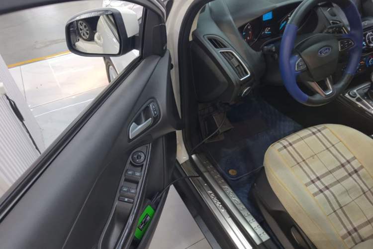 Used Ford Focus 2018 Hatchback Classic 1.6L Automatic Trendy SmartDrive Edition Driver Seat