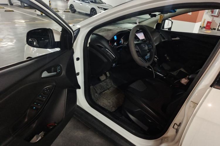 Used Ford Focus 2018 Hatchback Classic 1.6L Automatic Trendy SmartDrive Edition Driver Seat