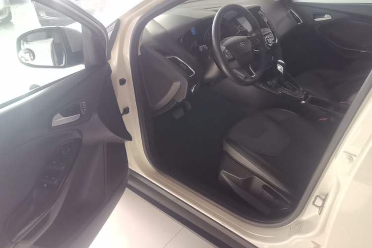 Used Ford Focus 2018 Sedan Classic 1.6L Automatic Trendy SmartDrive Edition Driver Seat