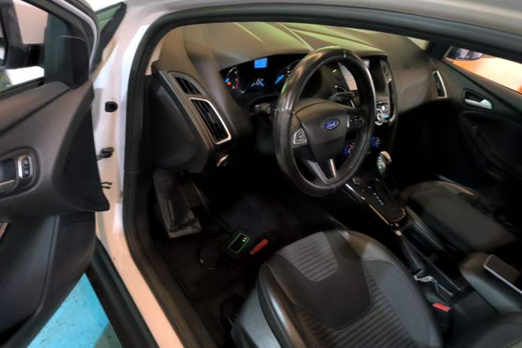 Used Ford Focus 2018 Two-Door Classic EcoBoost 125 Automatic Supercharged Style SmartDrive Edition Driver Seat