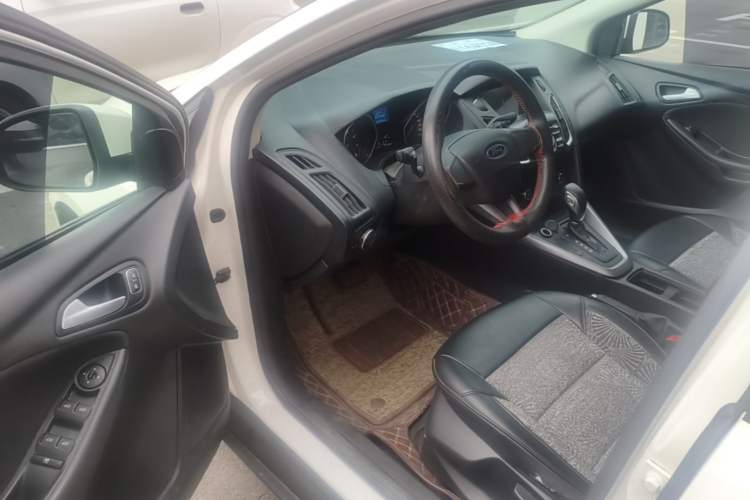 Used Ford Focus 2018 Hatchback Classic 1.6L Automatic Comfort Plus SmartDrive Edition Driver Seat