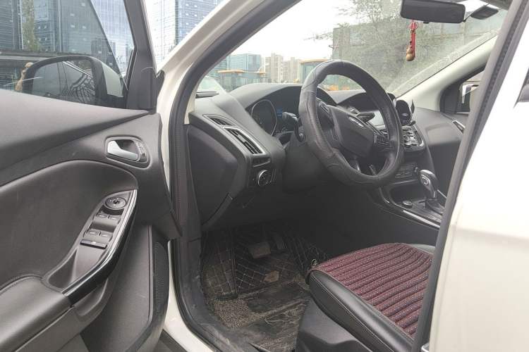 Used Ford Focus 2018 Hatchback Classic 1.6L Automatic Trendy SmartDrive Edition Driver Seat
