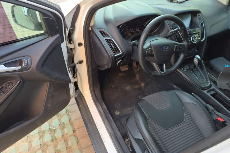 Used Ford Focus 2018 Hatchback Classic 1.6L Automatic Trendy SmartDrive Edition Driver Seat