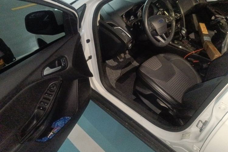 Used Ford Focus 2018 Two-Door Classic EcoBoost 125 Automatic Supercharged Style SmartDrive Edition Driver Seat