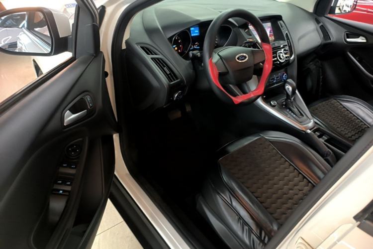 Used Ford Focus 2018 Hatchback Classic 1.6L Automatic Comfort Plus SmartDrive Edition Driver Seat