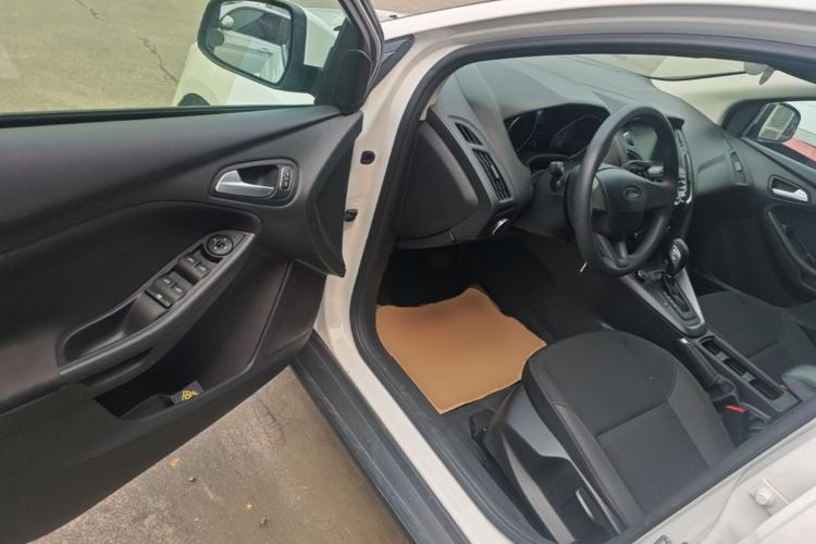 Used Ford Focus 2018 Hatchback Classic 1.6L Automatic Comfort Plus SmartDrive Edition Driver Seat