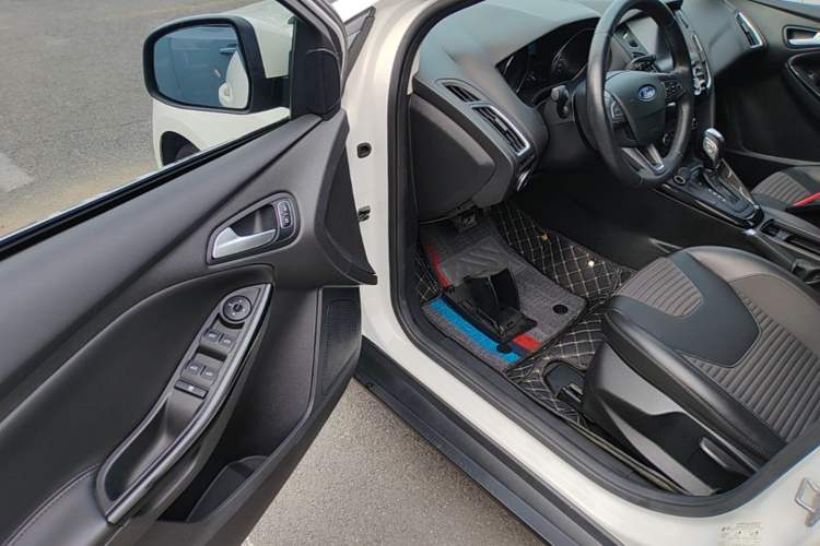 Used Ford Focus 2018 Hatchback Classic 1.6L Automatic Trendy SmartDrive Edition Driver Seat