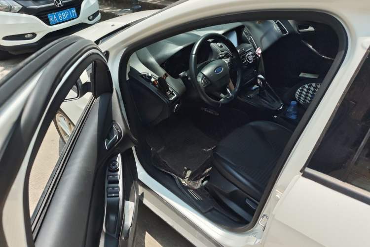 Used Ford Focus 2018 Hatchback Classic 1.6L Automatic Trendy SmartDrive Edition Driver Seat