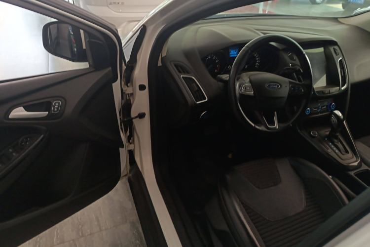 Used Ford Focus 2018 Hatchback Classic 1.6L Automatic Trendy SmartDrive Edition Driver Seat