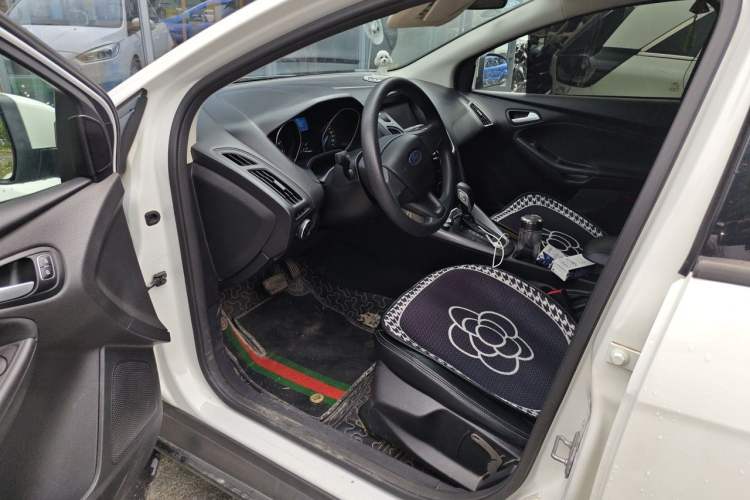 Used Ford Focus 2018 Hatchback Classic 1.6L Automatic Comfort Plus SmartDrive Edition Driver Seat