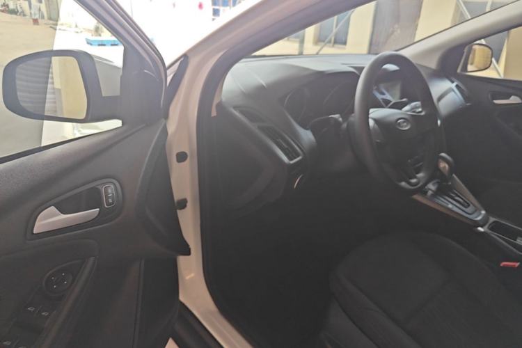 Used Ford Focus 2018 Hatchback Classic 1.6L Automatic Comfort Plus SmartDrive Edition Driver Seat