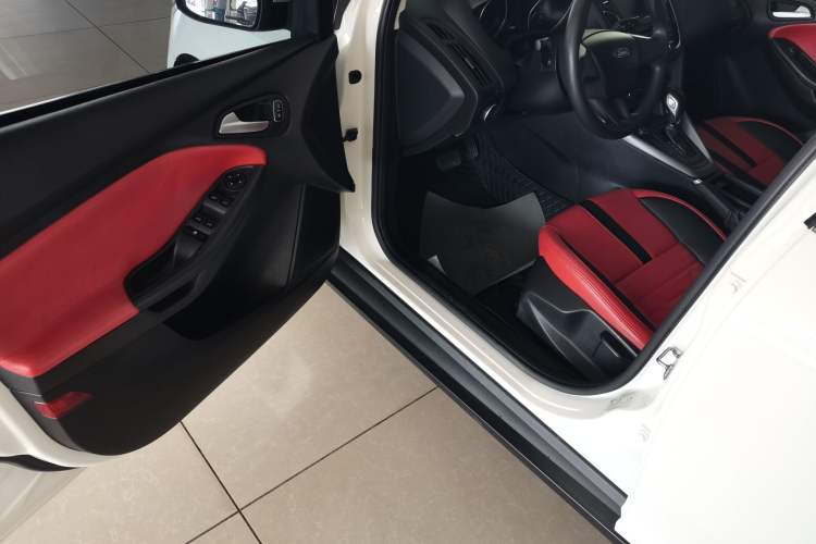 Used Ford Focus 2018 Hatchback Classic 1.6L Automatic Comfort Plus SmartDrive Edition Driver Seat
