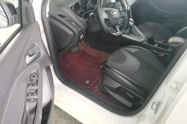 Used Ford Focus 2018 Hatchback Classic 1.6L Automatic Comfort Plus SmartDrive Edition Driver Seat