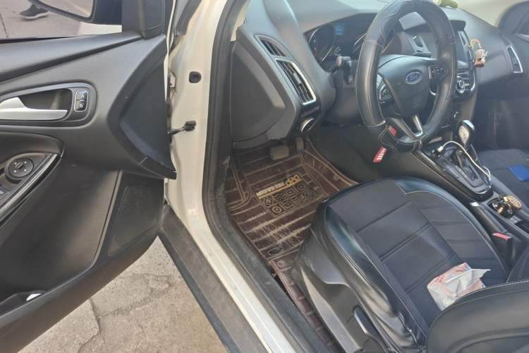 Used Ford Focus 2018 Sedan Classic EcoBoost 125 Automatic Supercharged Style SmartDrive Edition Driver Seat