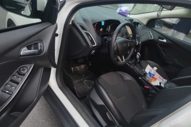 Used Ford Focus 2018 Two-Door Classic EcoBoost 125 Automatic Supercharged Style SmartDrive Edition Driver Seat