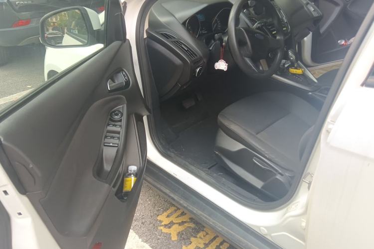 Used Ford Focus 2018 Hatchback Classic 1.6L Automatic Comfort Plus SmartDrive Edition Driver Seat