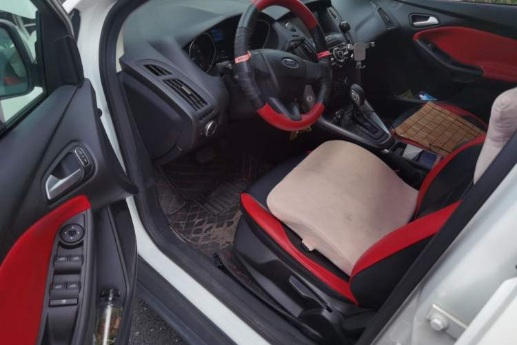 Used Ford Focus 2018 Hatchback Classic 1.6L Automatic Comfort Plus SmartDrive Edition Driver Seat