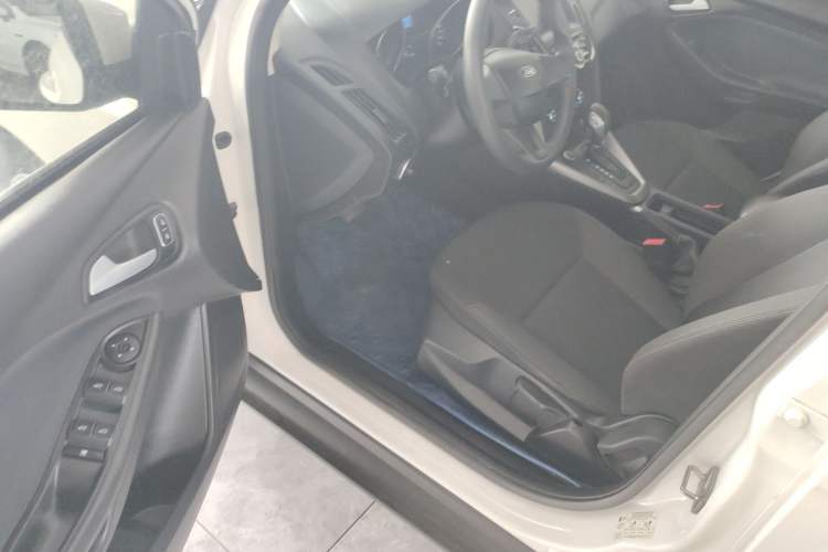 Used Ford Focus 2018 Hatchback Classic 1.6L Automatic Comfort Plus SmartDrive Edition Driver Seat