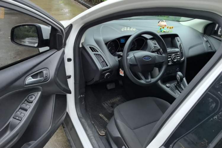 Used Ford Focus 2018 Hatchback Classic 1.6L Automatic Comfort Plus SmartDrive Edition Driver Seat