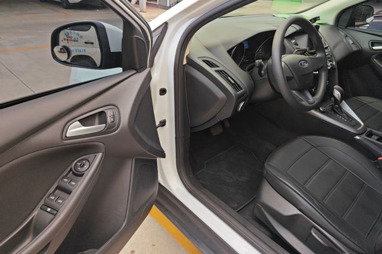 Used Ford Focus 2018 Hatchback Classic 1.6L Automatic Comfort Plus SmartDrive Edition Driver Seat
