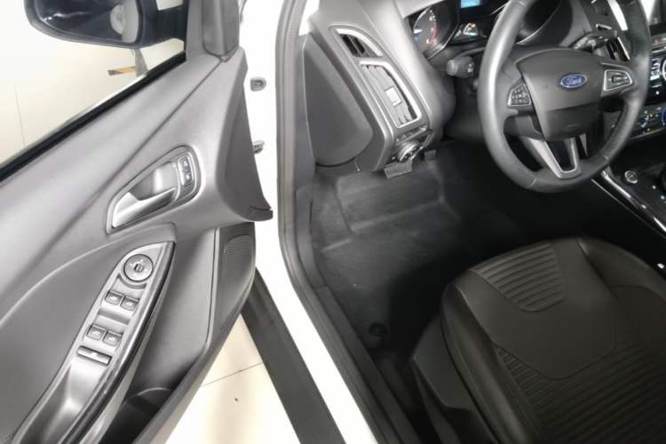 Used Ford Focus 2018 Hatchback Classic 1.6L Automatic Trendy SmartDrive Edition Driver Seat