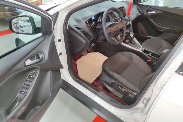 Used Ford Focus 2018 Hatchback Classic 1.6L Automatic Comfort Plus SmartDrive Edition Driver Seat