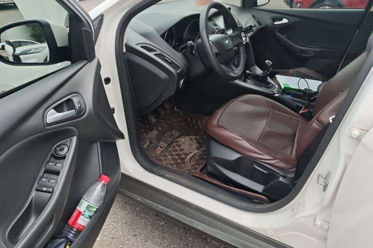 Used Ford Focus 2018 Hatchback Classic 1.6L Manual Comfort Plus SmartDrive Edition Driver Seat