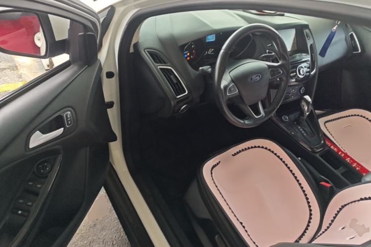 Used Ford Focus 2018 Hatchback Classic 1.6L Automatic Trendy SmartDrive Edition Driver Seat