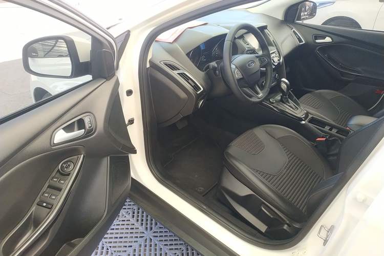 Used Ford Focus 2018 Hatchback Classic 1.6L Automatic Trendy SmartDrive Edition Driver Seat