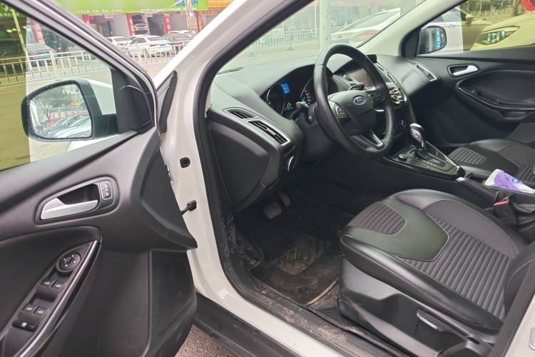 Used Ford Focus 2018 Hatchback Classic 1.6L Automatic Trendy SmartDrive Edition Driver Seat