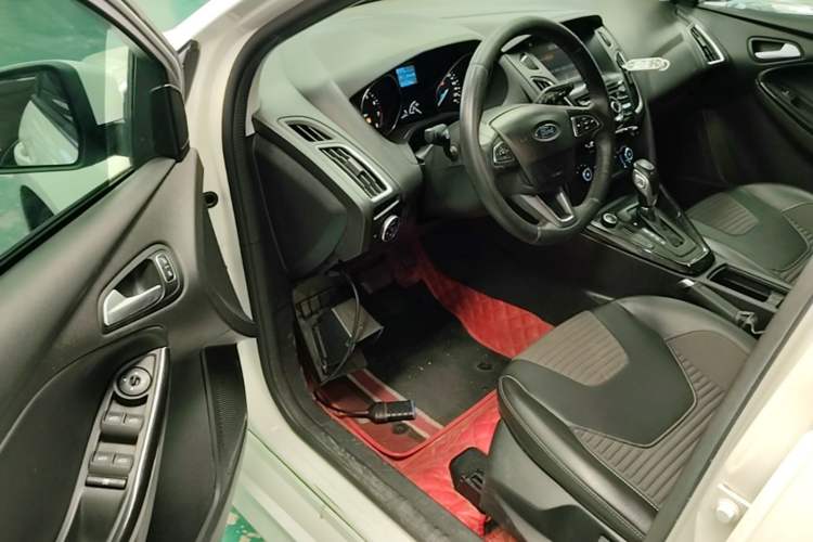 Used Ford Focus 2018 Hatchback Classic 1.6L Automatic Trendy SmartDrive Edition Driver Seat
