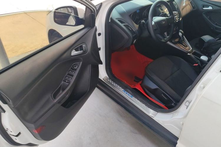Used Ford Focus 2018 Hatchback Classic 1.6L Automatic Comfort Plus SmartDrive Edition Driver Seat