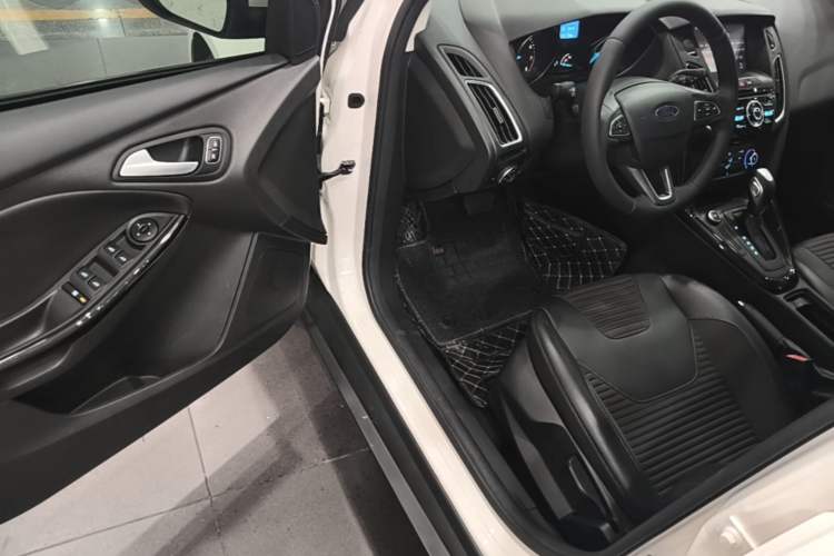 Used Ford Focus 2018 Hatchback Classic 1.6L Automatic Trendy SmartDrive Edition Driver Seat
