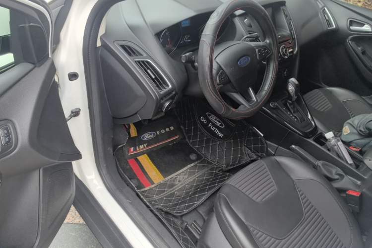 Used Ford Focus 2018 Hatchback Classic 1.6L Automatic Trendy SmartDrive Edition Driver Seat