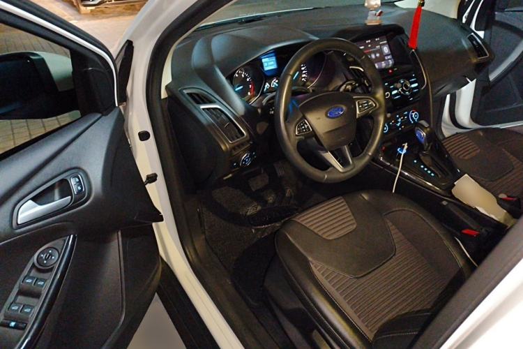 Used Ford Focus 2018 Hatchback Classic 1.6L Automatic Trendy SmartDrive Edition Driver Seat