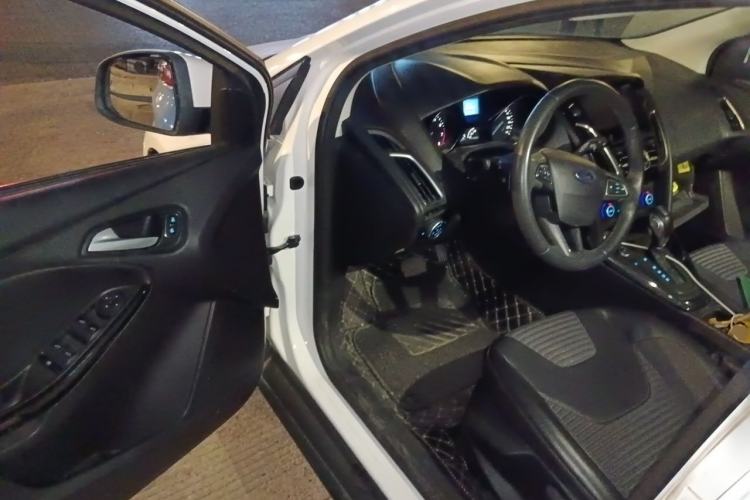Used Ford Focus 2018 Two-Door Classic EcoBoost 125 Automatic Supercharged Style SmartDrive Edition Driver Seat