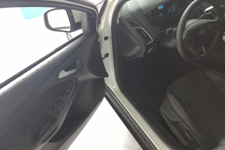 Used Ford Focus 2018 Hatchback Classic 1.6L Automatic Trendy SmartDrive Edition Driver Seat