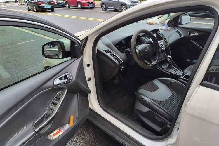 Used Ford Focus 2018 Hatchback Classic 1.6L Automatic Trendy SmartDrive Edition Driver Seat
