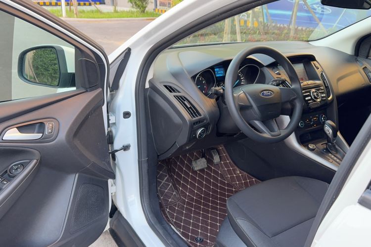 Used Ford Focus 2018 Hatchback Classic 1.6L Automatic Comfort Plus SmartDrive Edition Driver Seat