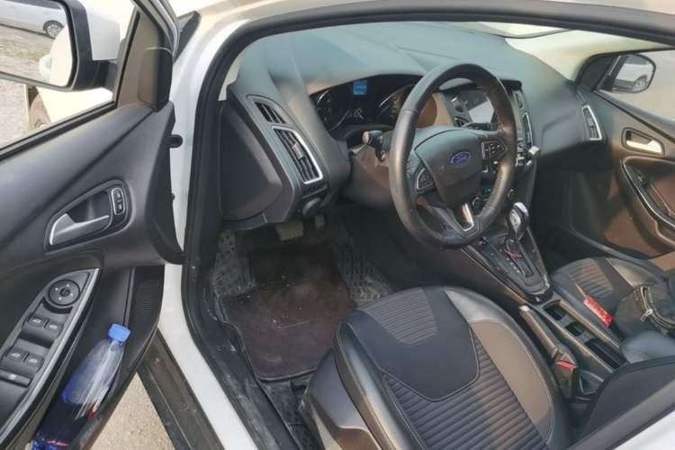 Used Ford Focus 2018 Two-Door Classic EcoBoost 125 Automatic Supercharged Style SmartDrive Edition Driver Seat