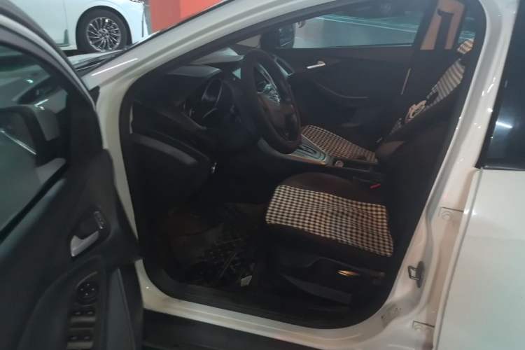 Used Ford Focus 2018 Hatchback Classic 1.6L Automatic Comfort Plus SmartDrive Edition Driver Seat