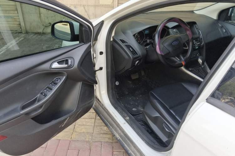 Used Ford Focus 2018 Hatchback Classic 1.6L Automatic Comfort Plus SmartDrive Edition Driver Seat