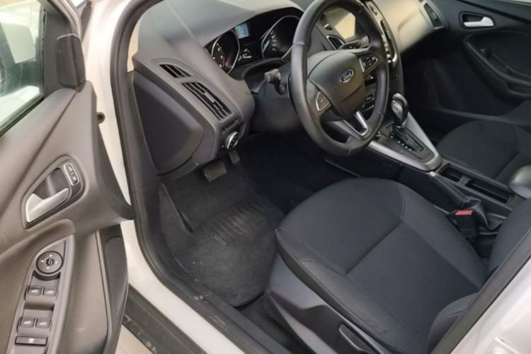 Used Ford Focus 2018 Hatchback Classic 1.6L Automatic Comfort Plus SmartDrive Edition Driver Seat
